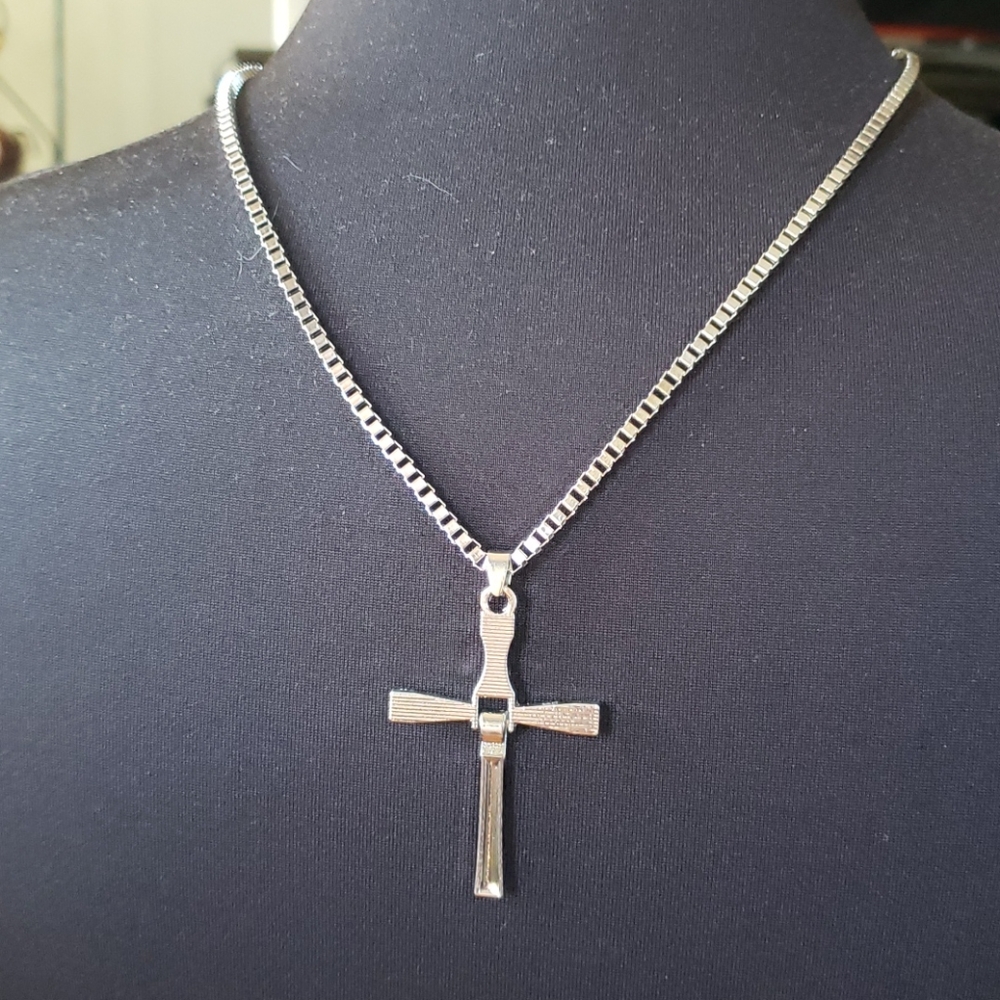 Host Pick Silver Chain & Cross Pendant